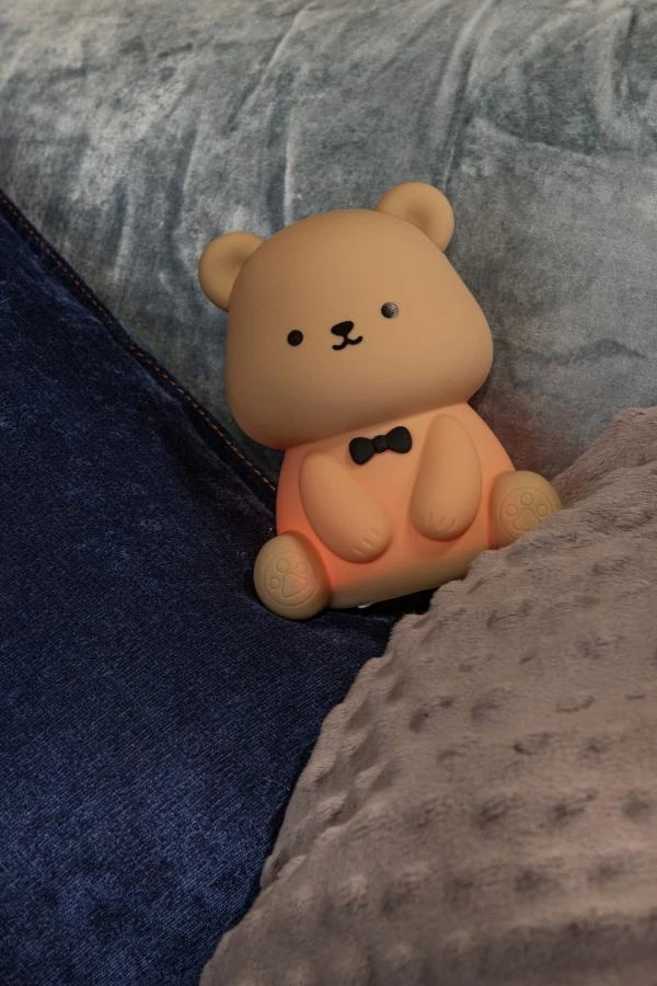 Lucide PINCHA BEAR - Lampe de table Rechargeable Chambres d'enfant - Batterie/Piles - LED 3 StepDim - 1x0,5W 2100K - Rvb - Brun | Essential - ambiance 2